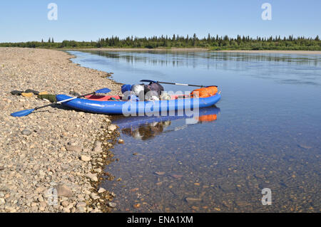 Die polaren Ural, die untere Oberlauf des Flusses Lemva, Republik Komi, Russland. Der Broad River und das Boot. Stockfoto