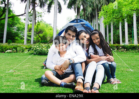 indischer Eltern und Kinder im Park Picknick genießen Stockfoto