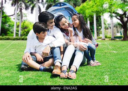 indischer Eltern und Kinder im Park Picknick genießen Stockfoto