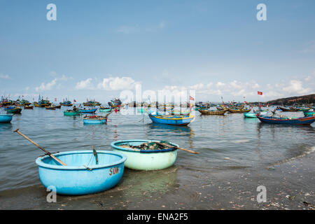 Fischerdorf Mui Ne und traditionelle Fischerboote. Stockfoto