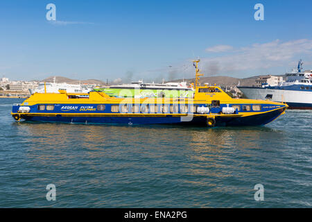 Die Tragflächenboot Fähre Flying Dolphin Athina (IMO 8859184) von Aegean Flying Dolphins kommt im Hafen von Piräus. Stockfoto