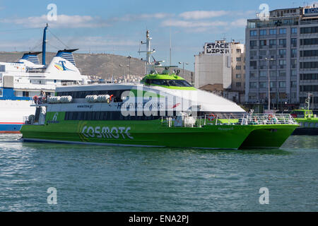 Die high-Speed-Fähre Flyingcat 6 (IMO 9164299) von Hellenic Seaways kommt im Hafen von Piräus. Stockfoto