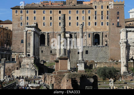 Italien. Rom. Das Forum Romanum. Tempel des Saturn, Tempel des Vespasian und Titus, Bogen des Septimius Severus und Spalte des Phokas Stockfoto