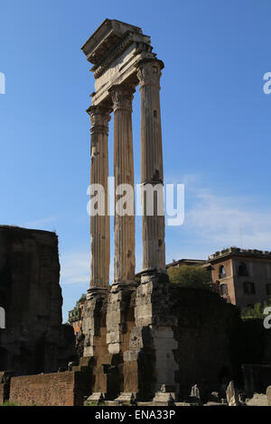 Italien. Rom. Das Forum Romanum. Tempel des Castor und Pollux. Blick auf die drei Spalten. Stockfoto