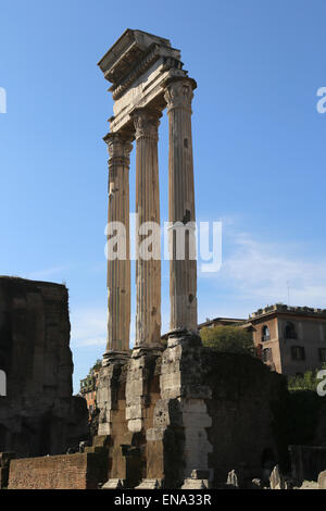 Italien. Rom. Das Forum Romanum. Tempel des Castor und Pollux. Blick auf die drei Spalten. Stockfoto