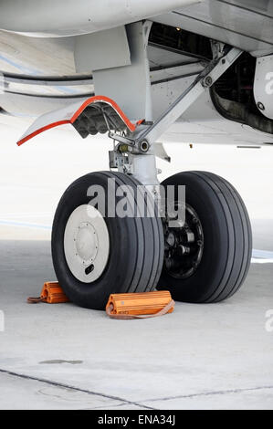 Detail-Aufnahme mit großen Flugzeug Räder und Fahrwerk Stockfoto