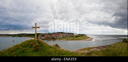 Alnmouth Bay Northumberland vom Kirchhügel. Gewitterhimmel über das Dorf und St. Cuthberts Kreuz im Vordergrund. Stockfoto