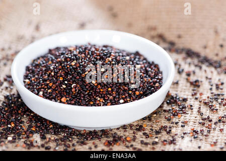 Teil des ungekochten schwarze Quinoa (detaillierte Nahaufnahme erschossen) Stockfoto