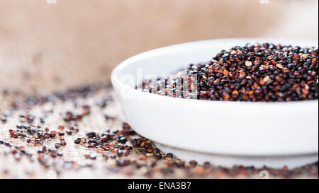 Teil des ungekochten schwarze Quinoa (detaillierte Nahaufnahme erschossen) Stockfoto