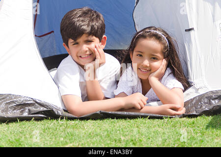 2 indische Kinder Freunde im Park genießen Stockfoto