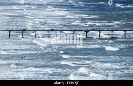 Saltburn von Meer, North Yorkshire, England. 30. April 2015. Wetter: Blick über Saltburn Victoria Pier mit Surfer im Wasser (oben links) an einem kühlen Donnerstag an der nordöstlichen Küste wie Nordwinde Temperaturen unter 10 Grad C. Kredit halten: ALANDAWSONPHOTOGRAPHY/Alamy Live News Stockfoto