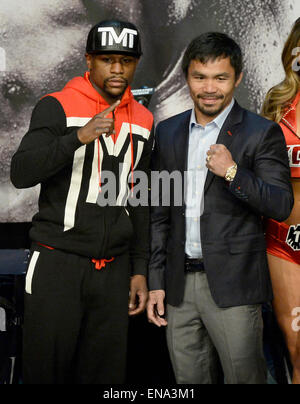 April 29.2015. Las Vegas NV. Floyd Mayweather Jr.(L) stellt bei der abschließenden Pressekonferenz im MGM grand Hotel Mittwoch mit Manny Pacquiao. Die beiden werden an diesem Samstag Mai 2. im MGM grand Hotel in Las Vegas kämpfen. Foto von gen Blevins/LA DailyNews/ZumaPress © gen Blevins/ZUMA Draht/Alamy Live News Stockfoto