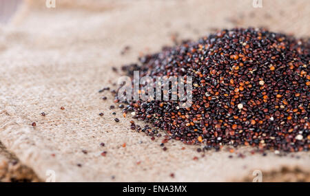 Teil des ungekochten schwarze Quinoa (detaillierte Nahaufnahme erschossen) Stockfoto