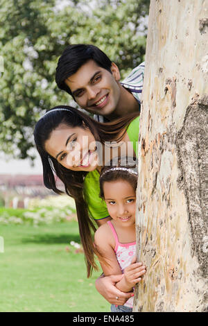 indische Eltern und Tochter park spielen Hide and Seek Stockfoto