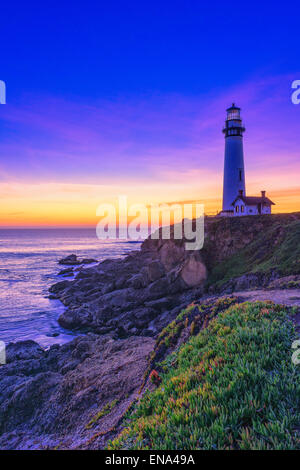 Schönen Blues und tiefen Purpur Sonnenuntergang und Dämmerung fallen auf den Pazifischen Ozean und Pigeon Point Lighthouse. Stockfoto