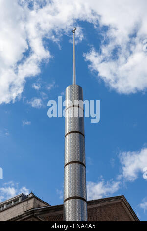 Der Edelstahl Minarett in der Brick Lane Moschee wurde von David Gallagher entworfen und befindet sich in Tower Hamlets. Stockfoto