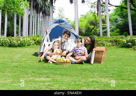 indischer Eltern und Kinder im Park Picknick genießen Stockfoto