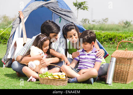 indischer Eltern und Kinder im Park Picknick genießen Stockfoto