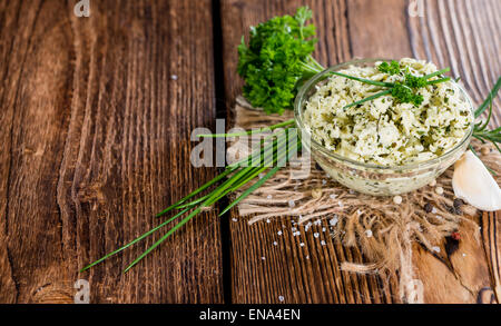 Portion Kräuterbutter (mit Schnittlauch, Basilikum, Oregano, Petersilie und Rosmarin) auf rustikalen hölzernen Hintergrund Stockfoto