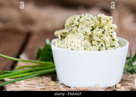 Portion frisch gemachte Kräuterbutter auf rustikalen hölzernen Hintergrund Stockfoto