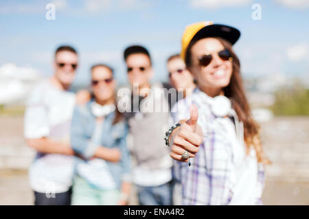 Nahaufnahme von weiblicher Hand Daumen auftauchen Stockfoto