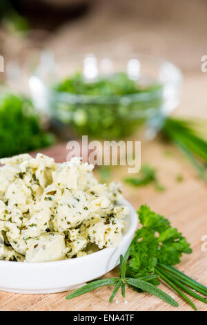 Portion Kräuterbutter (mit Schnittlauch, Basilikum, Oregano, Petersilie und Rosmarin) auf rustikalen hölzernen Hintergrund Stockfoto