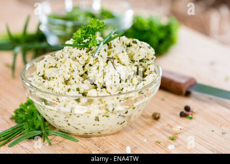 Portion Kräuterbutter (mit Schnittlauch, Basilikum, Oregano, Petersilie und Rosmarin) auf rustikalen hölzernen Hintergrund Stockfoto