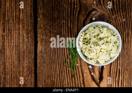 Portion frisch gemachte Kräuterbutter auf rustikalen hölzernen Hintergrund Stockfoto