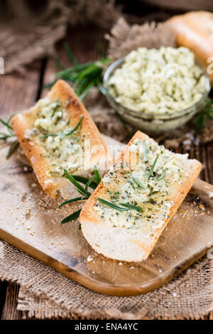 Frische Kräuter Butter Baguettes mit Knoblauch gemacht Stockfoto