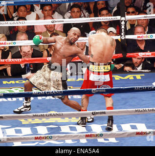 Las Vegas, Nevada, USA. 13. Sep, 2014. Box-Weltmeister Floyd Mayweather schlägt Herausforderer Marcos Maidana während "MAYHEM: Mayweather Vs Maidana 2' am 13. September 2014 im MGM Grand Arena in Las Vegas, Nevada © Marcel Thomas/ZUMA Draht/Alamy Live News Stockfoto