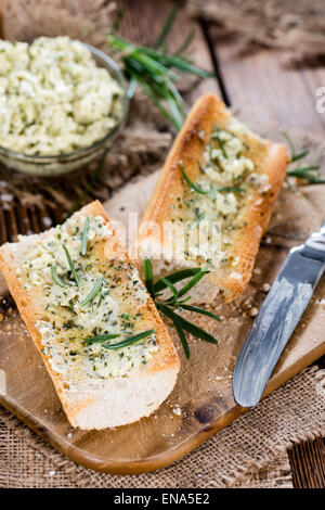 Frische Kräuter Butter Baguettes mit Knoblauch gemacht Stockfoto