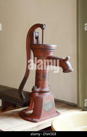 Eine antike indoor Wasserpumpe. Stockfoto