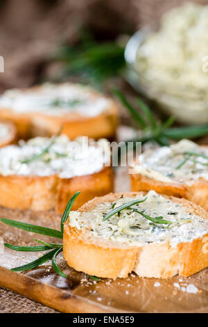 Frische Kräuter Butter Baguettes mit Knoblauch gemacht Stockfoto