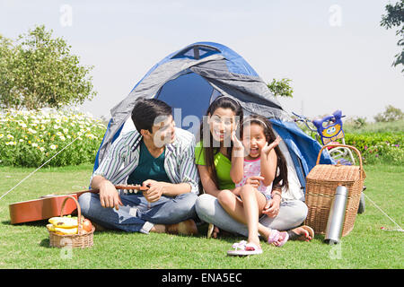 indischer Eltern und Tochter Park Picknick genießen Stockfoto