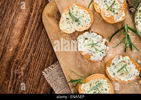 Frische Kräuter Butter Baguettes mit Knoblauch gemacht Stockfoto