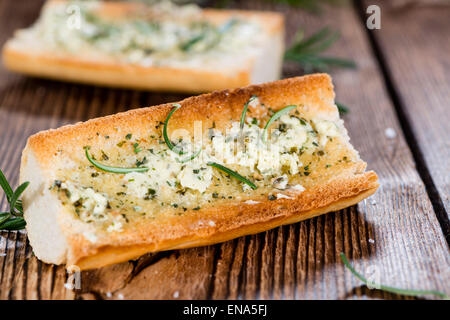 Frische Kräuter Butter Baguettes mit Knoblauch gemacht Stockfoto