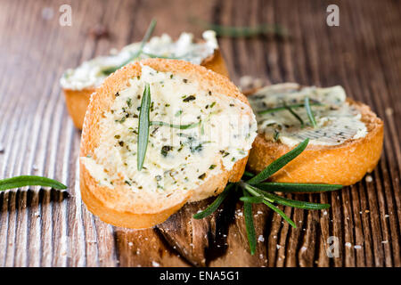 Frische Kräuter Butter Baguettes mit Knoblauch gemacht Stockfoto