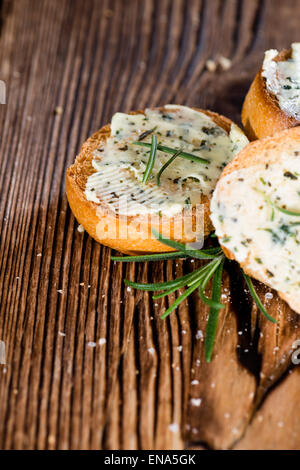 Frische Kräuter Butter Baguettes mit Knoblauch gemacht Stockfoto