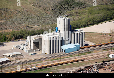Eine Luftaufnahme des Getreidesilos für die Lagerung von Weizen und anderen Getreiden. Stockfoto