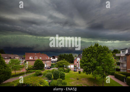 Nahenden Gewitter über Wohnquartier Stockfoto