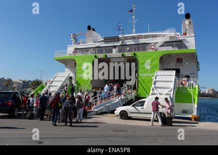 Passagiere an Bord die Ro/Ro-high-Speed Fähre Highspeed 4 (IMO 9216183) von Hellenic Seaway im Hafen von Piräus. Stockfoto