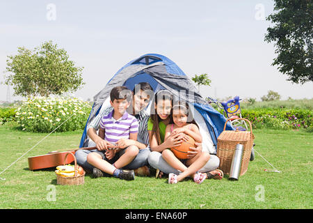 indischer Eltern und Kinder im Park Picknick genießen Stockfoto