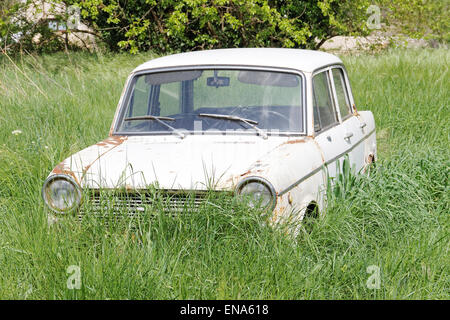 verlassene alte Auto im Hof Stockfoto