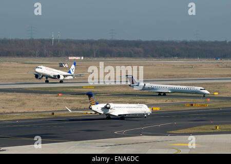 Flugzeug abheben und Rollen am Flughafen Düsseldorf Stockfoto