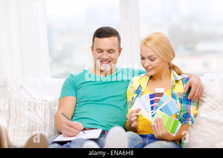 paar auf der Suche bei Farbmuster im neuen Zuhause Stockfoto