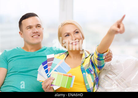 paar auf der Suche bei Farbmuster im neuen Zuhause Stockfoto