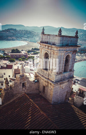 Glockenturm, Penyscola Dorfansichten von der Burg, Provinz Valencia, Spanien Stockfoto