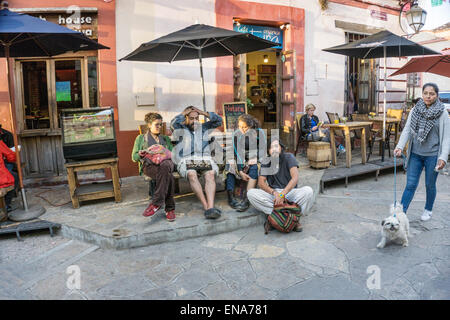 Gruppe von handwerklichen Anbieter am Ende des Tages entspannen & knüpfen vor einem Café auf Real de Guadalupe San Cristobal de Las Casas Chiapas Stockfoto