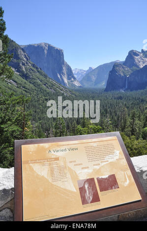 Besucher-Informationen-Zeichen und Blick auf Tunnel View Aussichtspunkt, Yosemite-Nationalpark, Kalifornien, USA Stockfoto