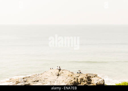 Blick auf einer Klippe in Vagator Beach vom Chapora Fort in Vagator, Goa, Indien. Stockfoto